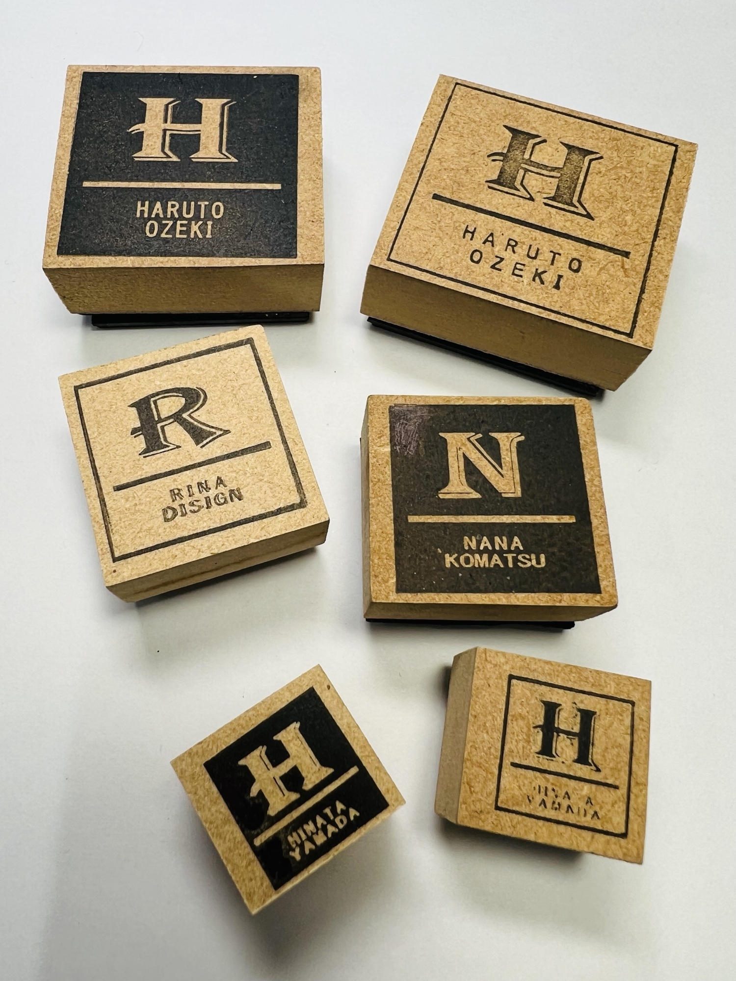 【イニシャル　スタンプ　中・30mm】  ★入園入学準備用品★　自分だけのオリジナルブランドの完成！